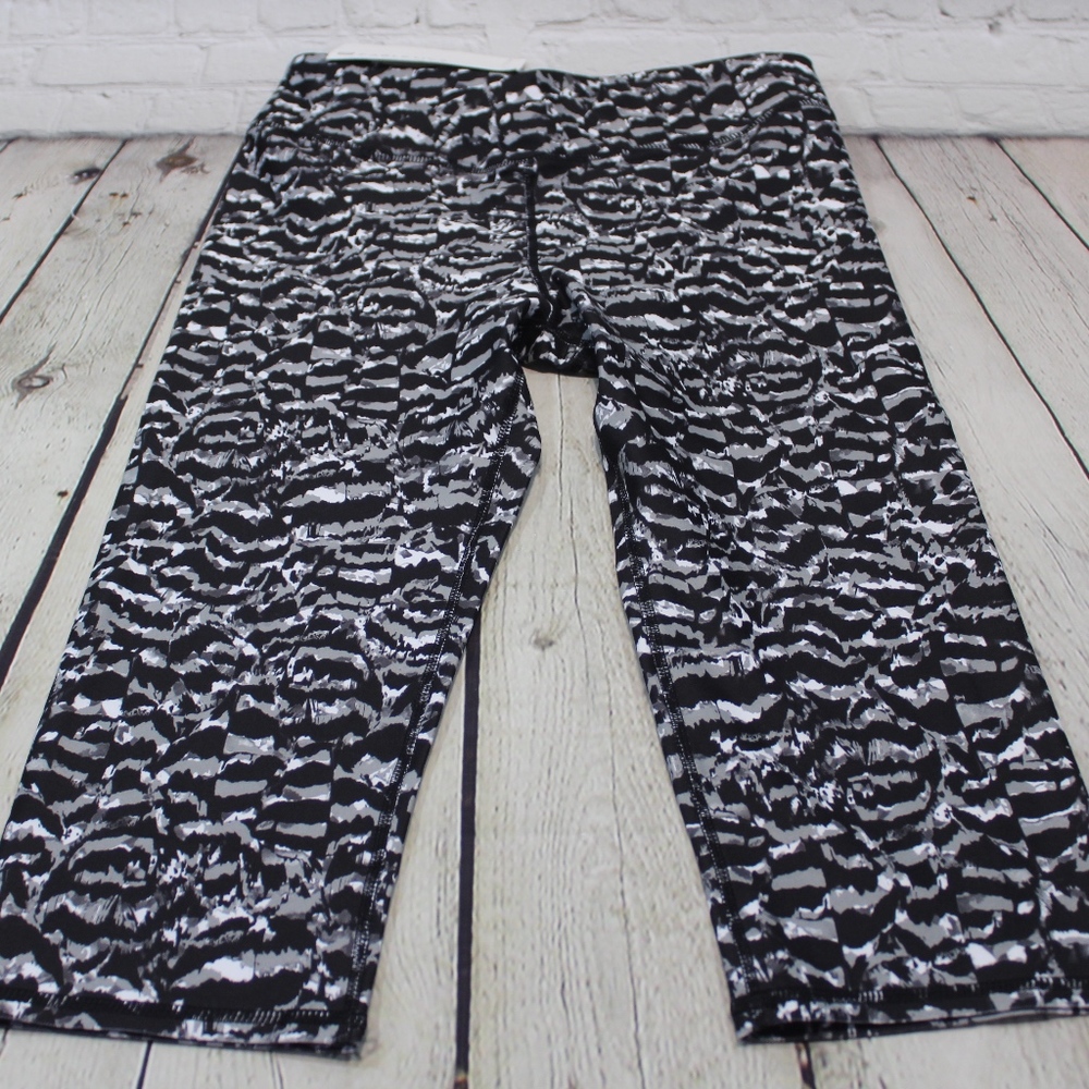 NWT Fabletics Capri Workout Leggings sz SM